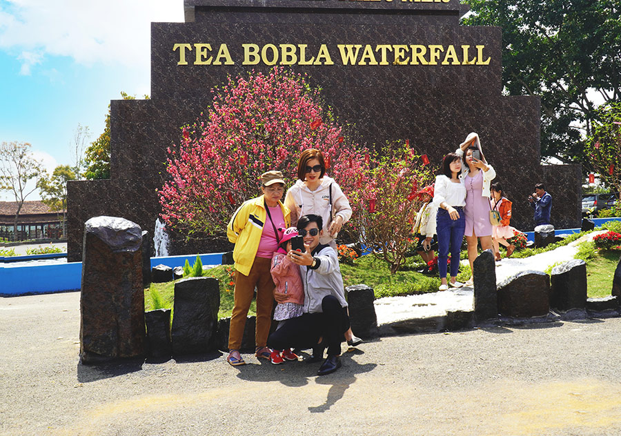 khám phá thác Bobla và có những trải nghiệm tuyệt vời nhất cùng khu du lịch Tea Bobla Waterfall